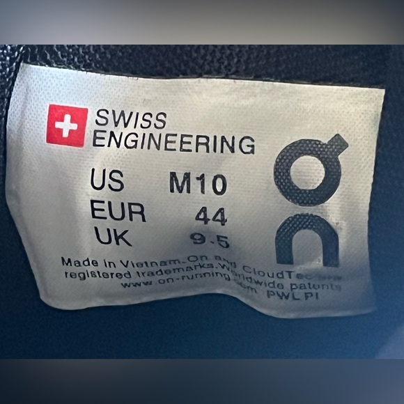 On Cloud Men’s size 10 White & Black Lightweight Sneakers - Picture 6 of 10